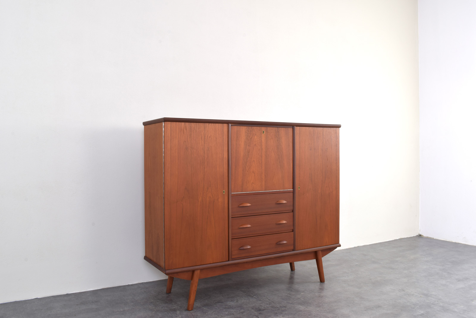 Skandynawski highboard tekowy, Dania, lata 60