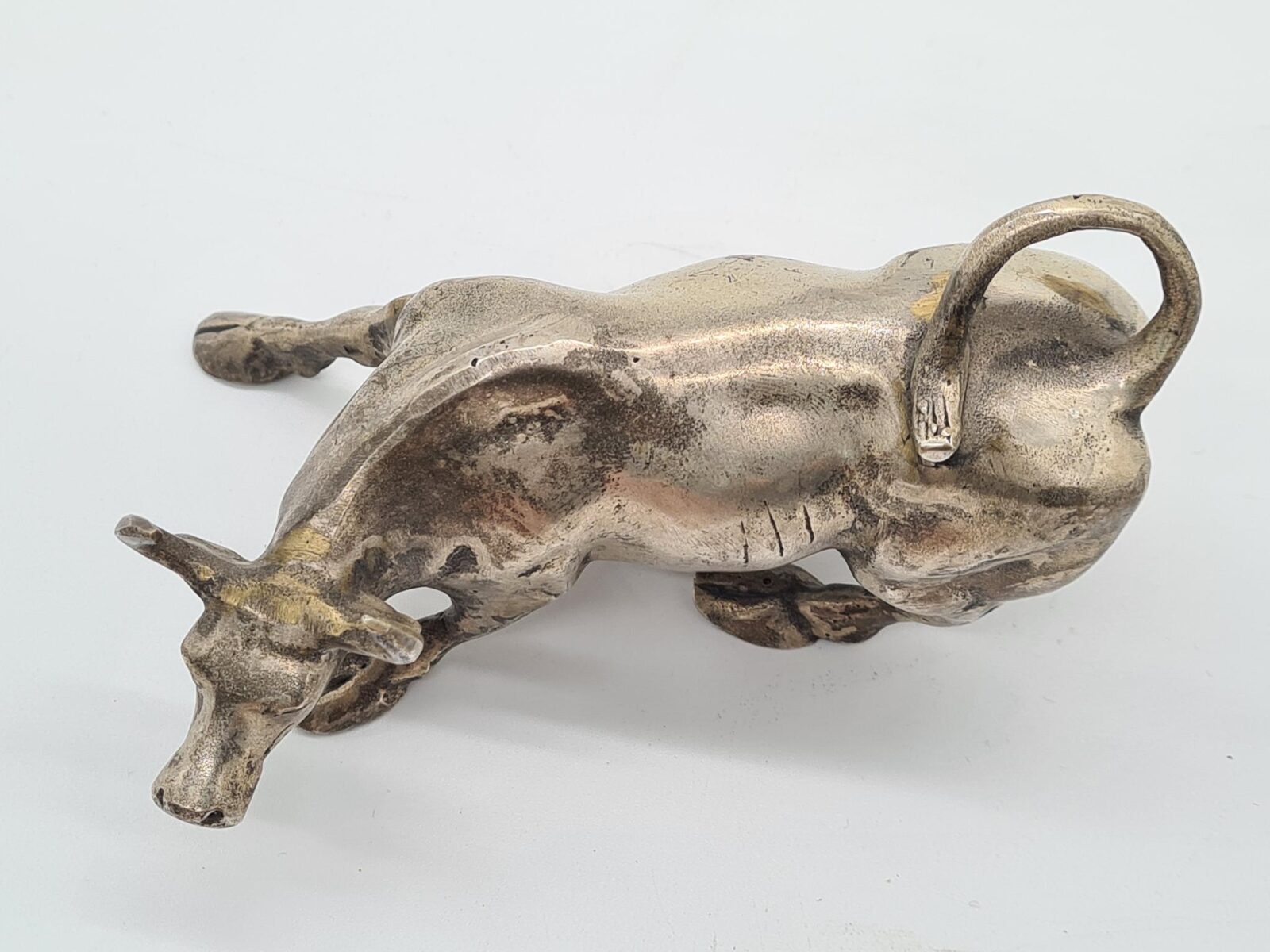 Figurka szarżującego byka wykonana z brązu platerowanego srebrem, proj. Arturo Di Modica, lata 80