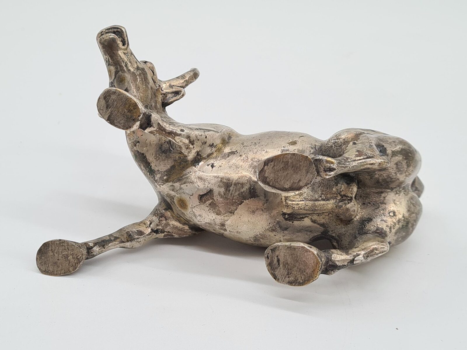 Figurka szarżującego byka wykonana z brązu platerowanego srebrem, proj. Arturo Di Modica, lata 80