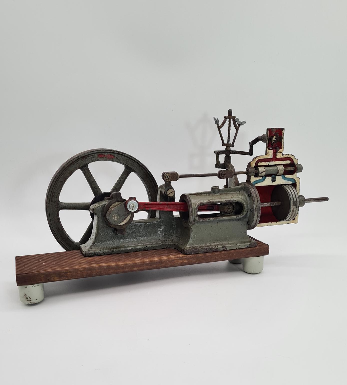 Model maszyny parowej do celów edukacyjnych z XX wieku, lata 50