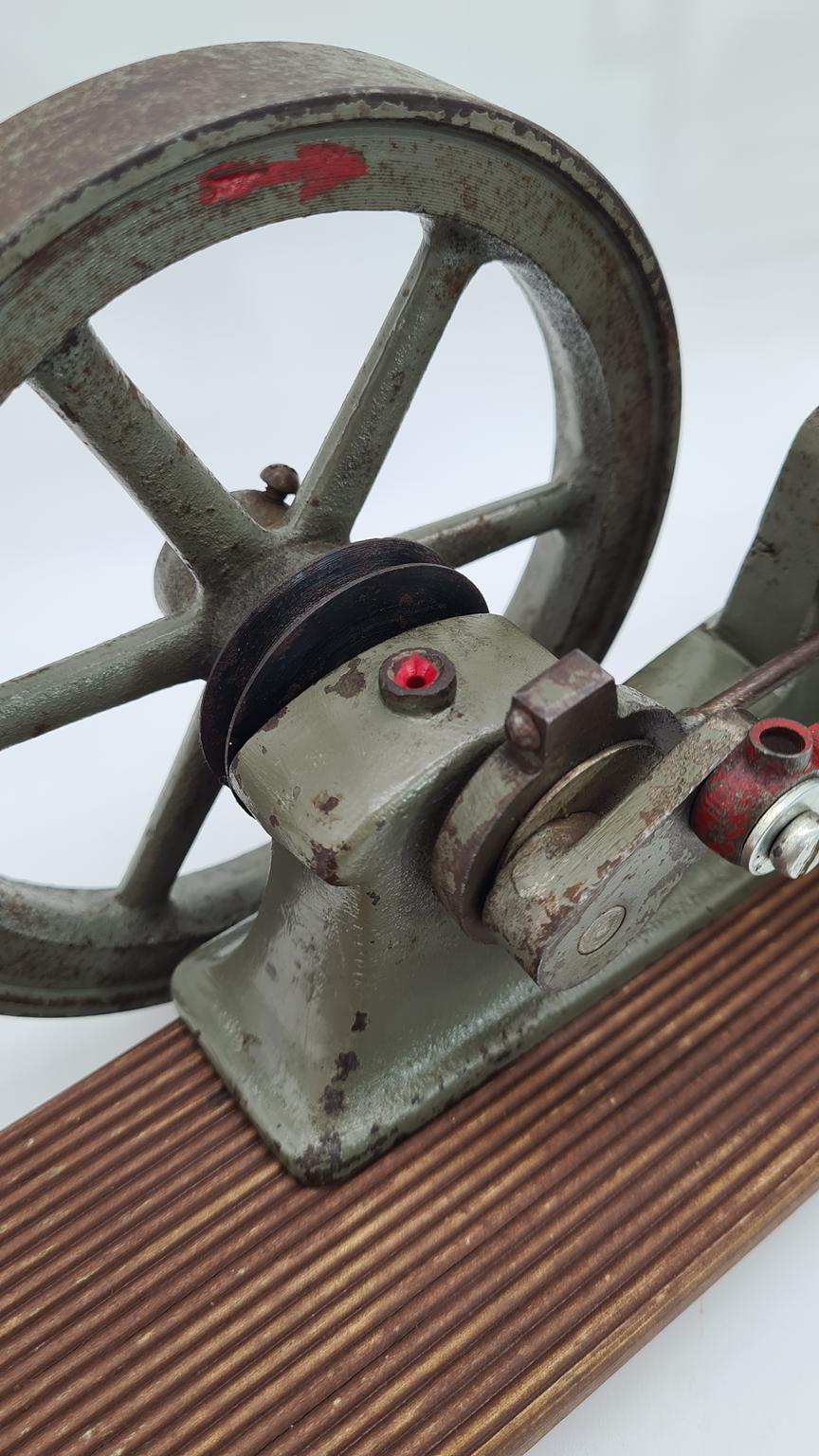 Model maszyny parowej do celów edukacyjnych z XX wieku, lata 50