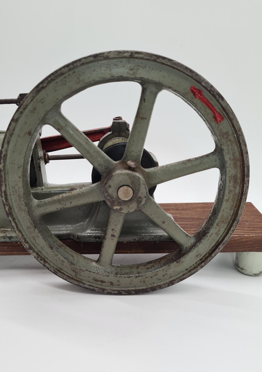 Model maszyny parowej do celów edukacyjnych z XX wieku, lata 50