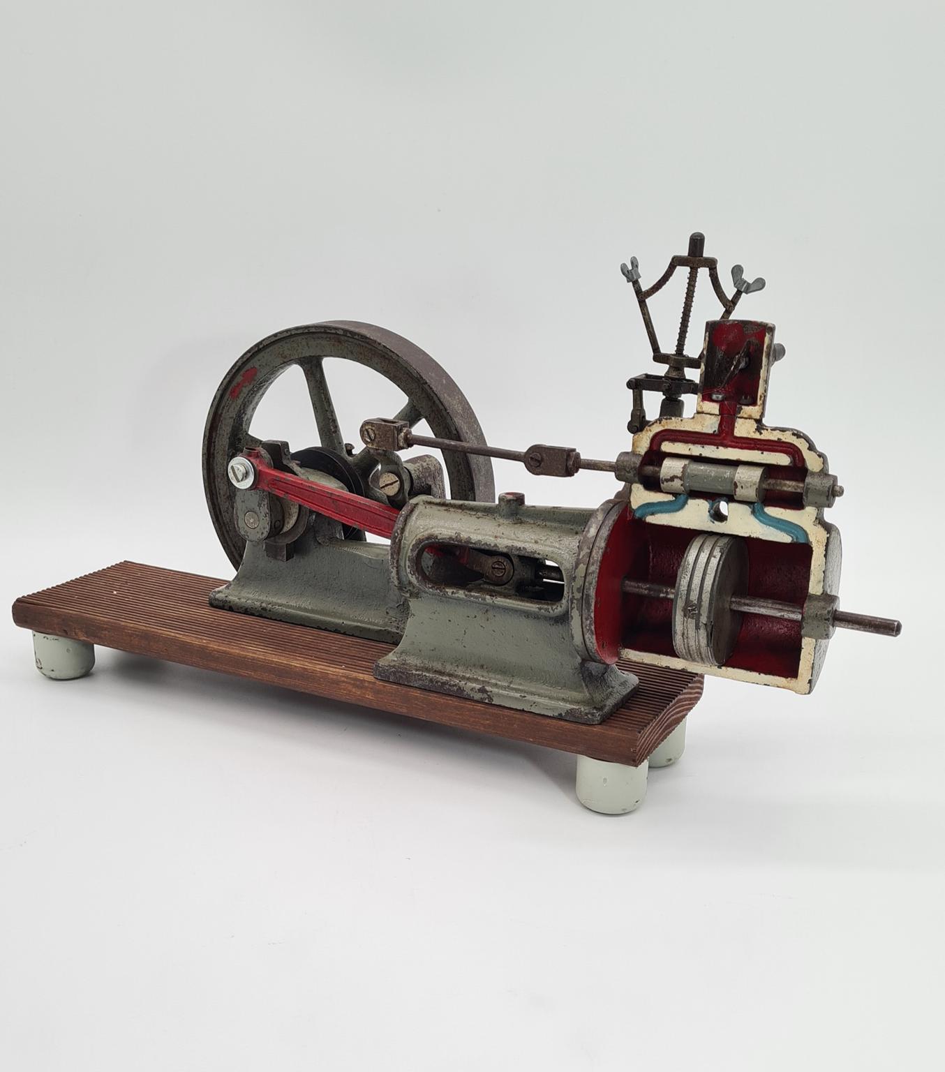 Model maszyny parowej do celów edukacyjnych z XX wieku, lata 50