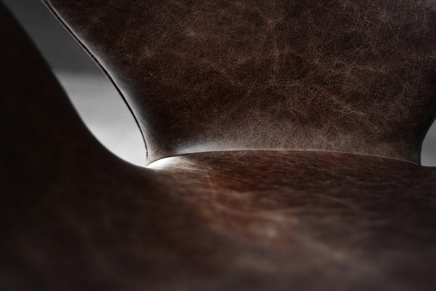 Skórzany fotel Swan, proj. Arne Jacobsen dla Fritz Hansen, Dania, 1958