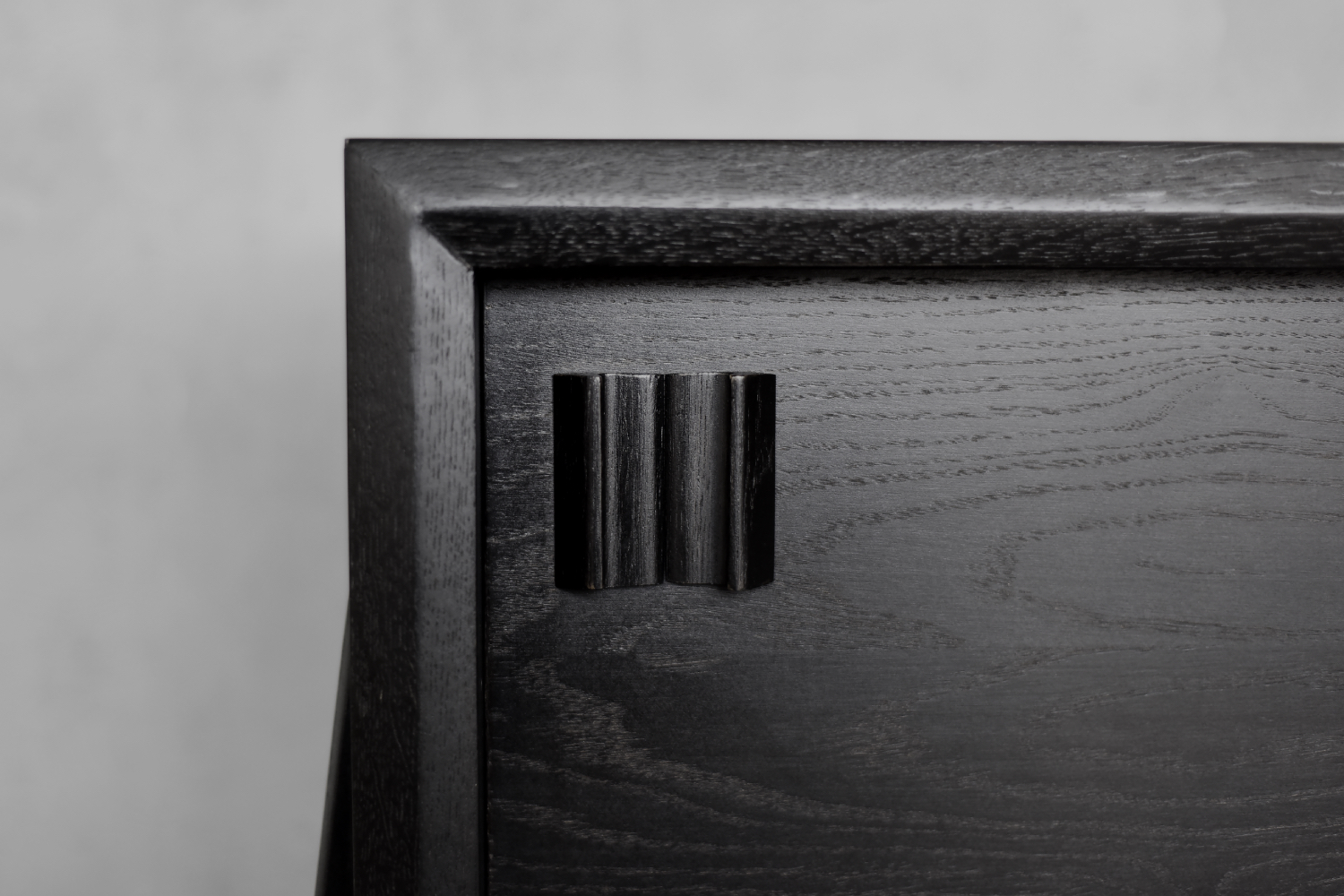 Dębowy sideboard z drewnianymi uchwytami, Skandynawia, lata 60