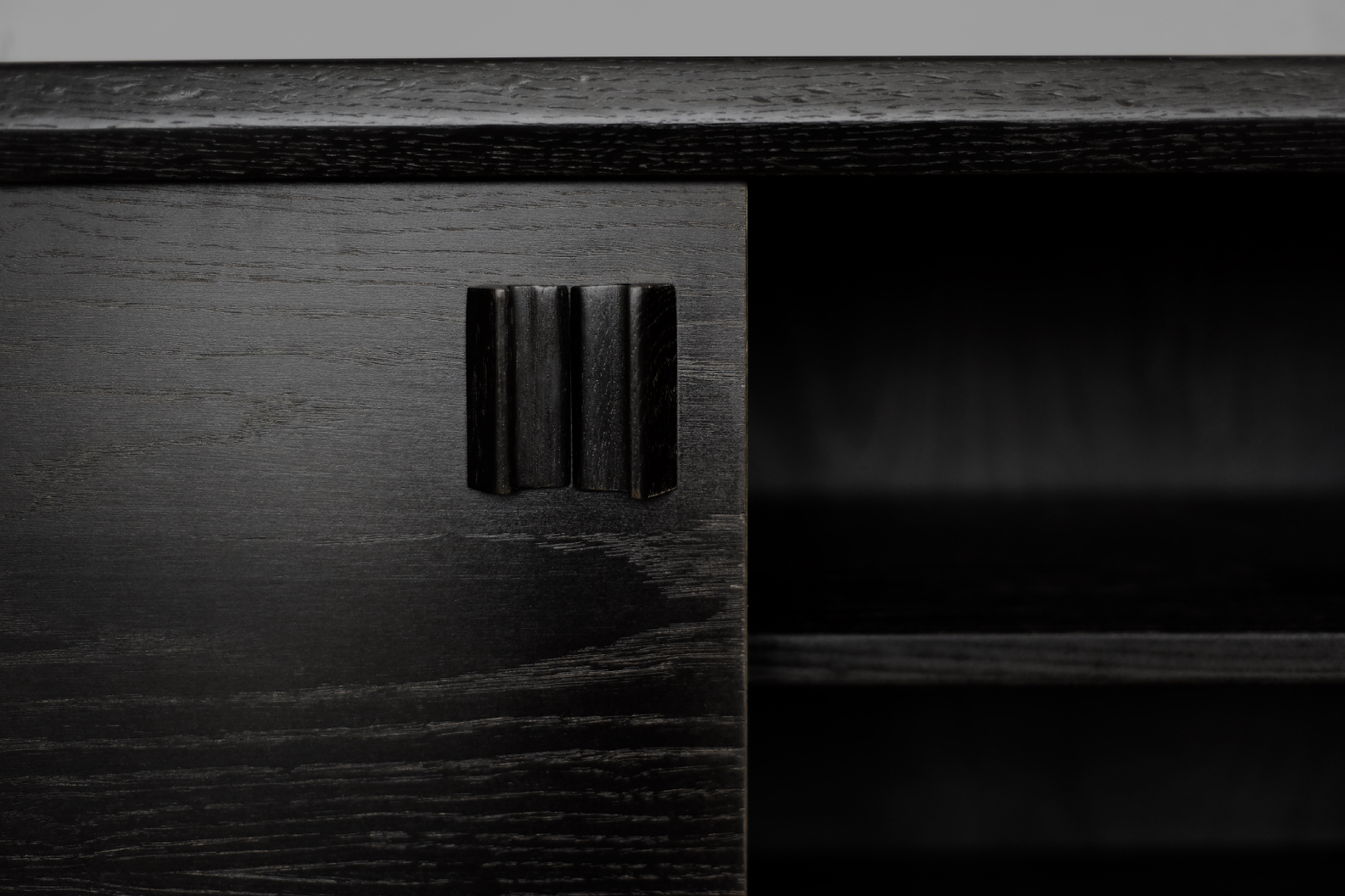 Dębowy sideboard z drewnianymi uchwytami, Skandynawia, lata 60