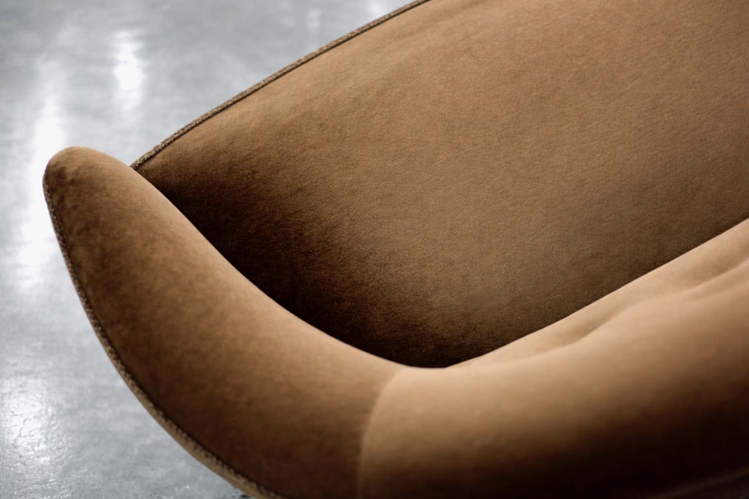 Brązowa sofa Paradiset, proj. Kerstin Hörlin-Holmquist dla Nordiska Kompaniet, Szwecja, lata 50