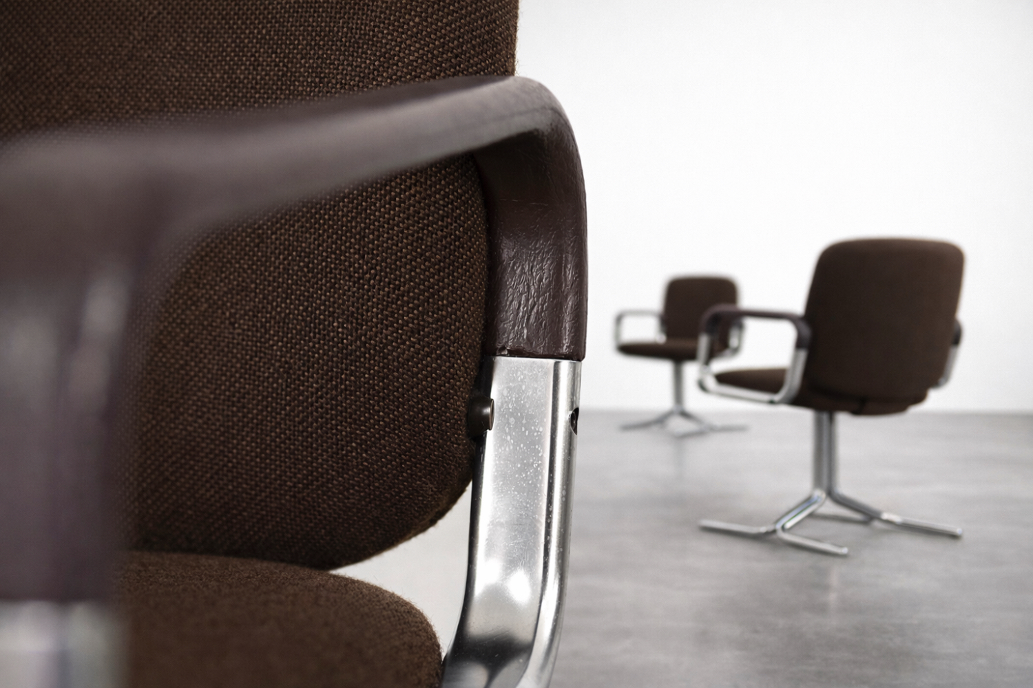 Para postmodernistycznych foteli, proj. Herbert Hirche dla Mauser, Niemcy, lata 70