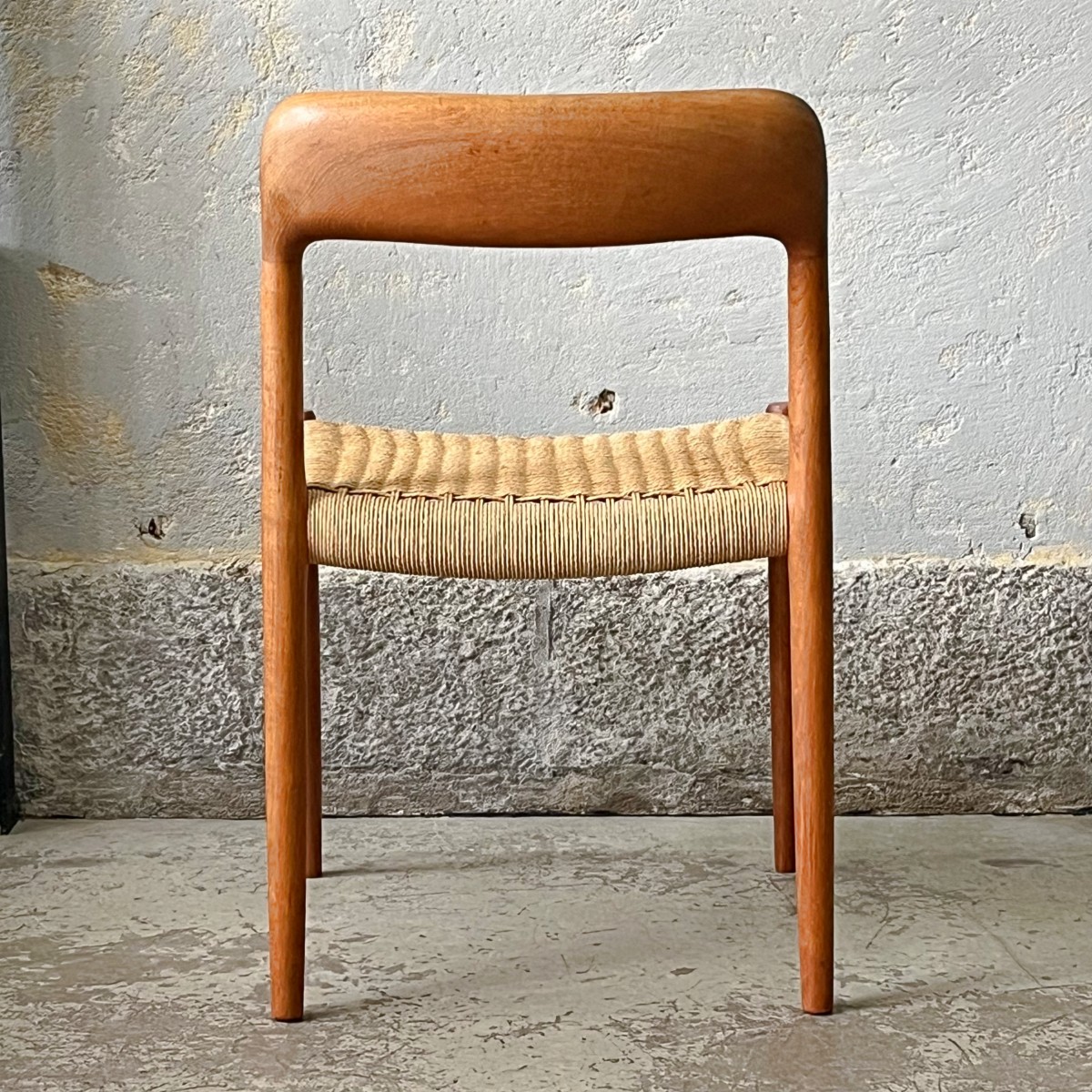 Para krzeseł z drewna teakowego proj. Niels Möller, Dania lata 60