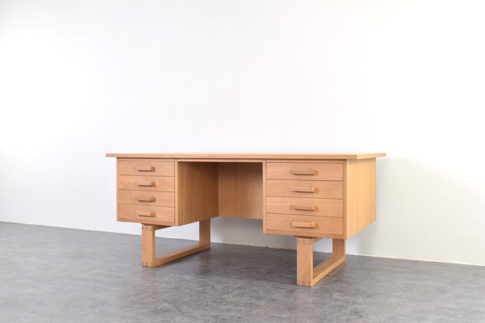 Vintage oak desk, designed by Henning Jensen & Torben Valeur for Dyrlund, Denmark, 1960s