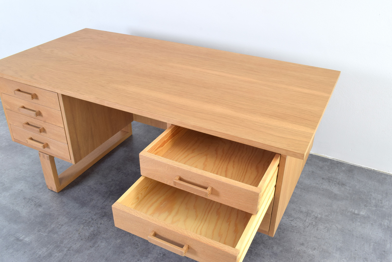 Vintage oak desk, designed by Henning Jensen & Torben Valeur for Dyrlund, Denmark, 1960s