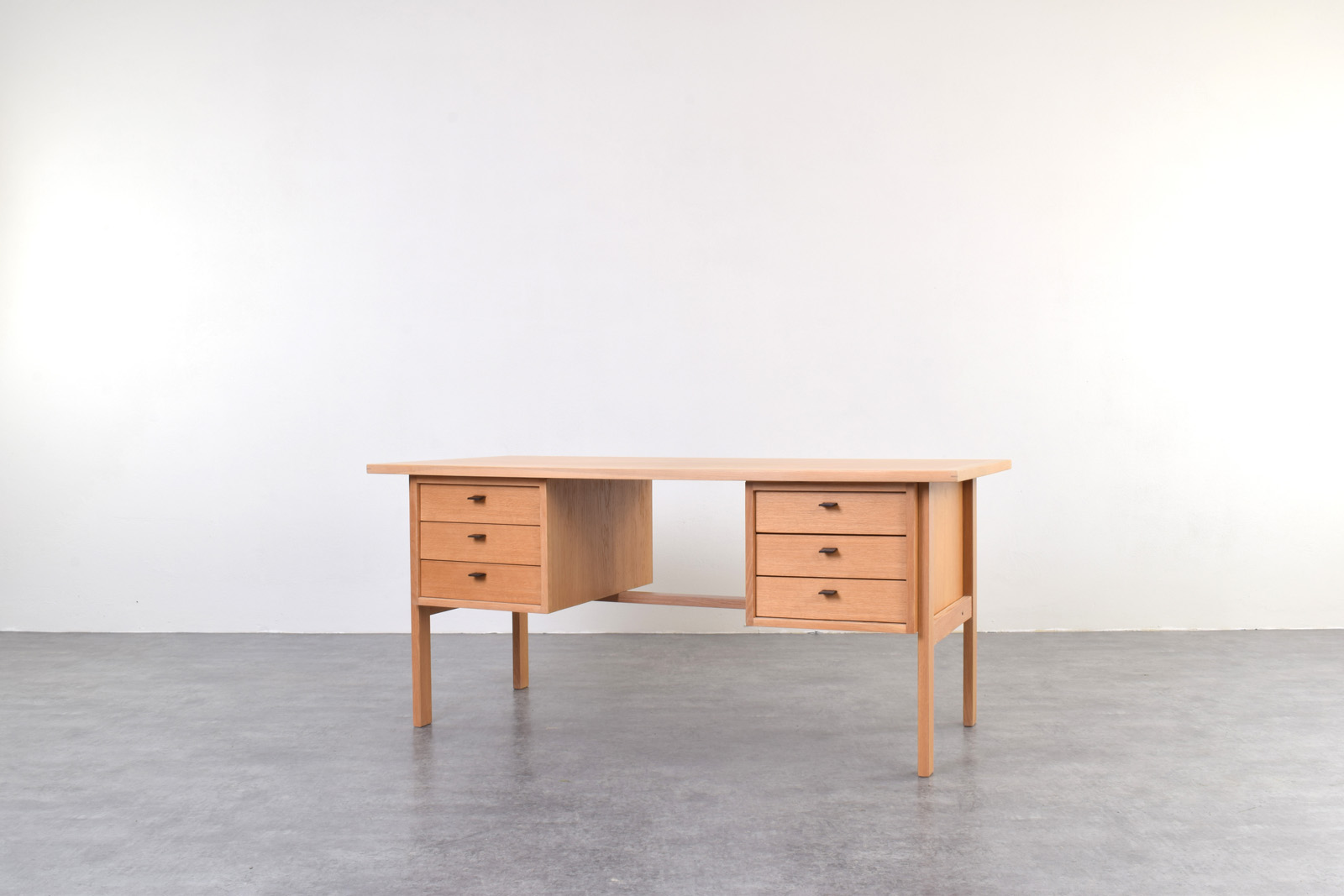 Skandynawskie biurko dębowe, proj. Svend Åge Madsen for Sigurd Hansen, Dania, lata 60