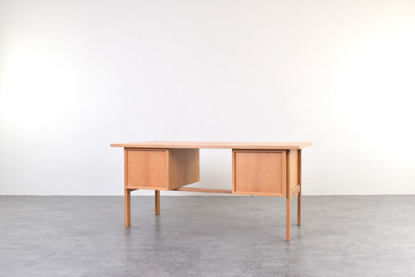 Skandynawskie biurko dębowe, proj. Svend Åge Madsen for Sigurd Hansen, Dania, lata 60
