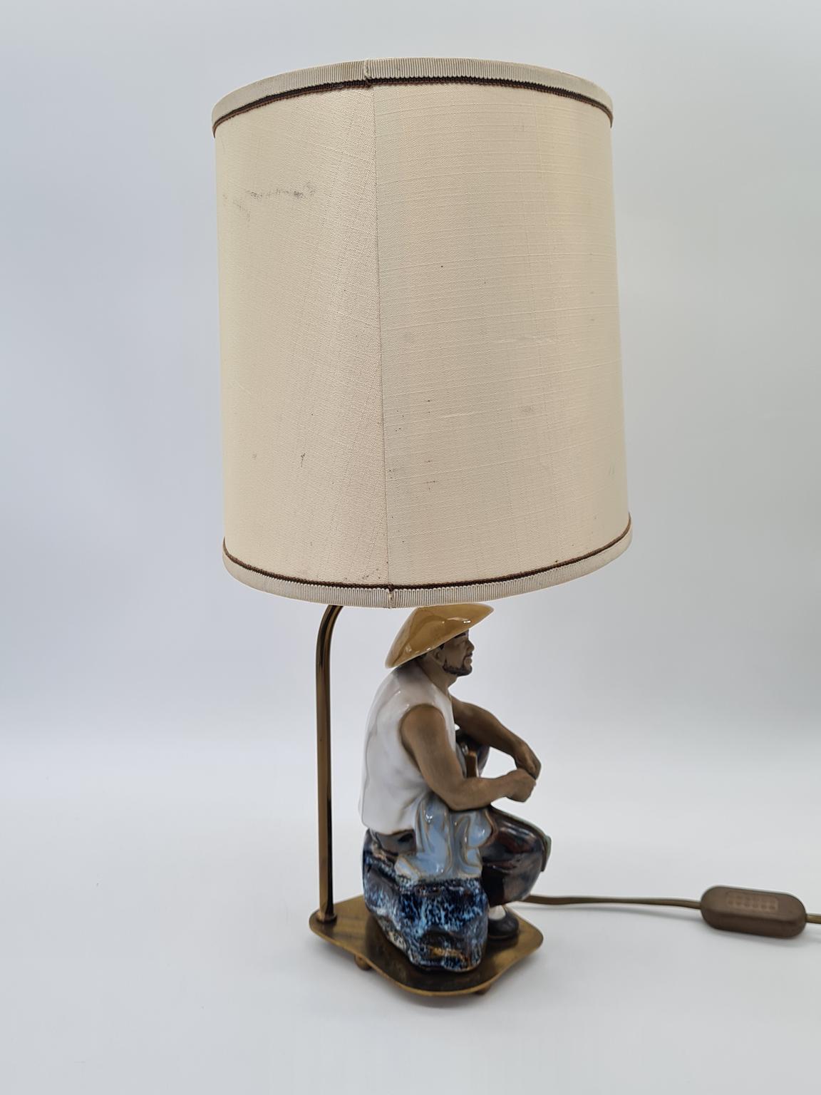Lampa ceramiczna z figurką rybaka, lata 60/70