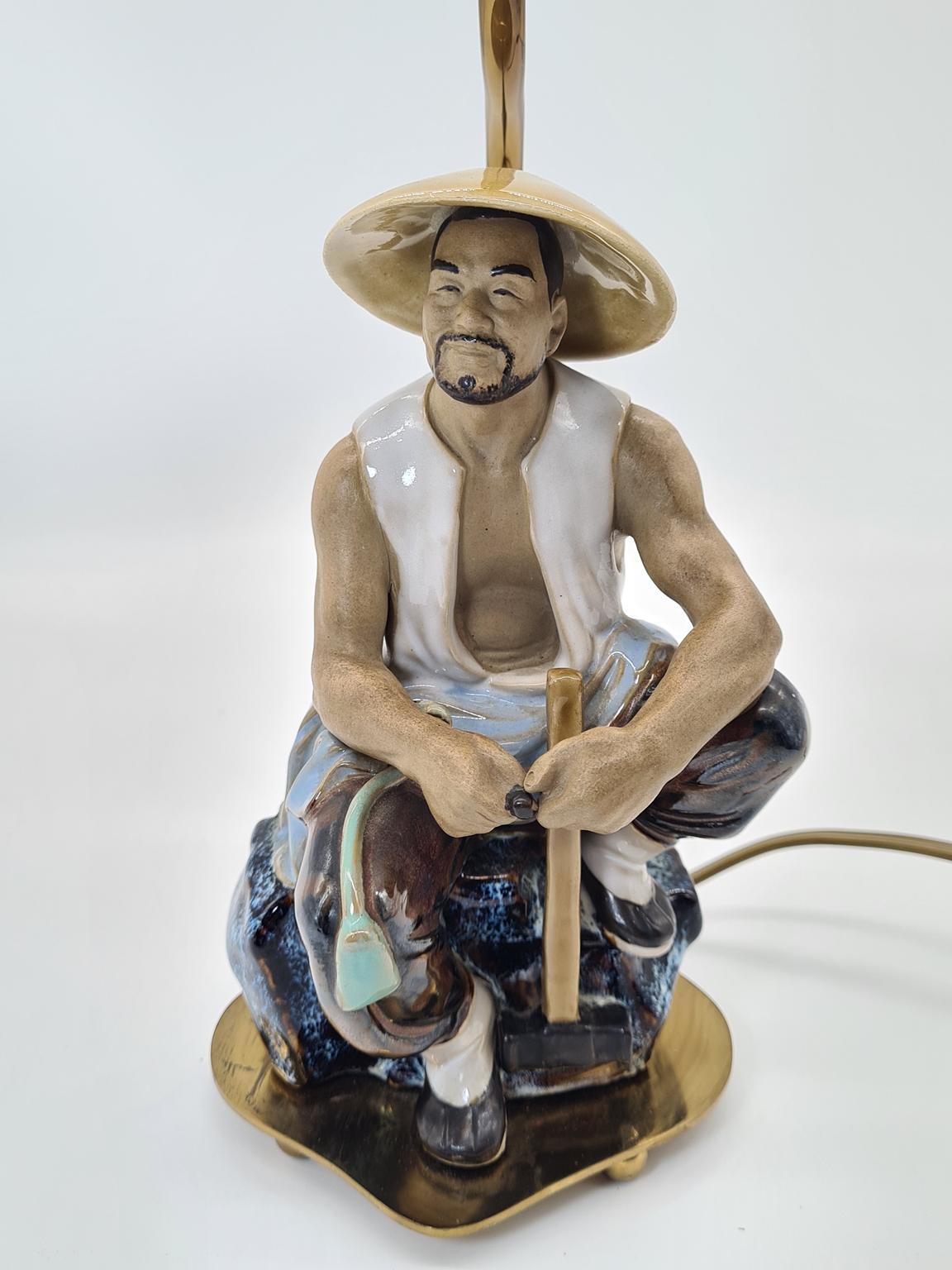 Lampa ceramiczna z figurką rybaka, lata 60/70