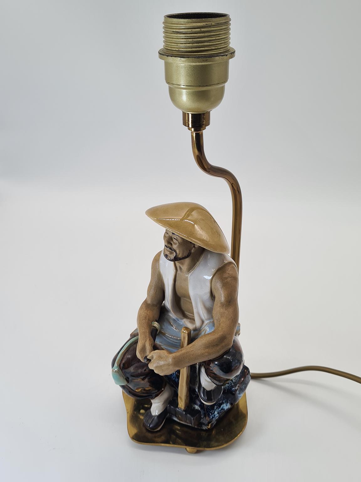 Lampa ceramiczna z figurką rybaka, lata 60/70