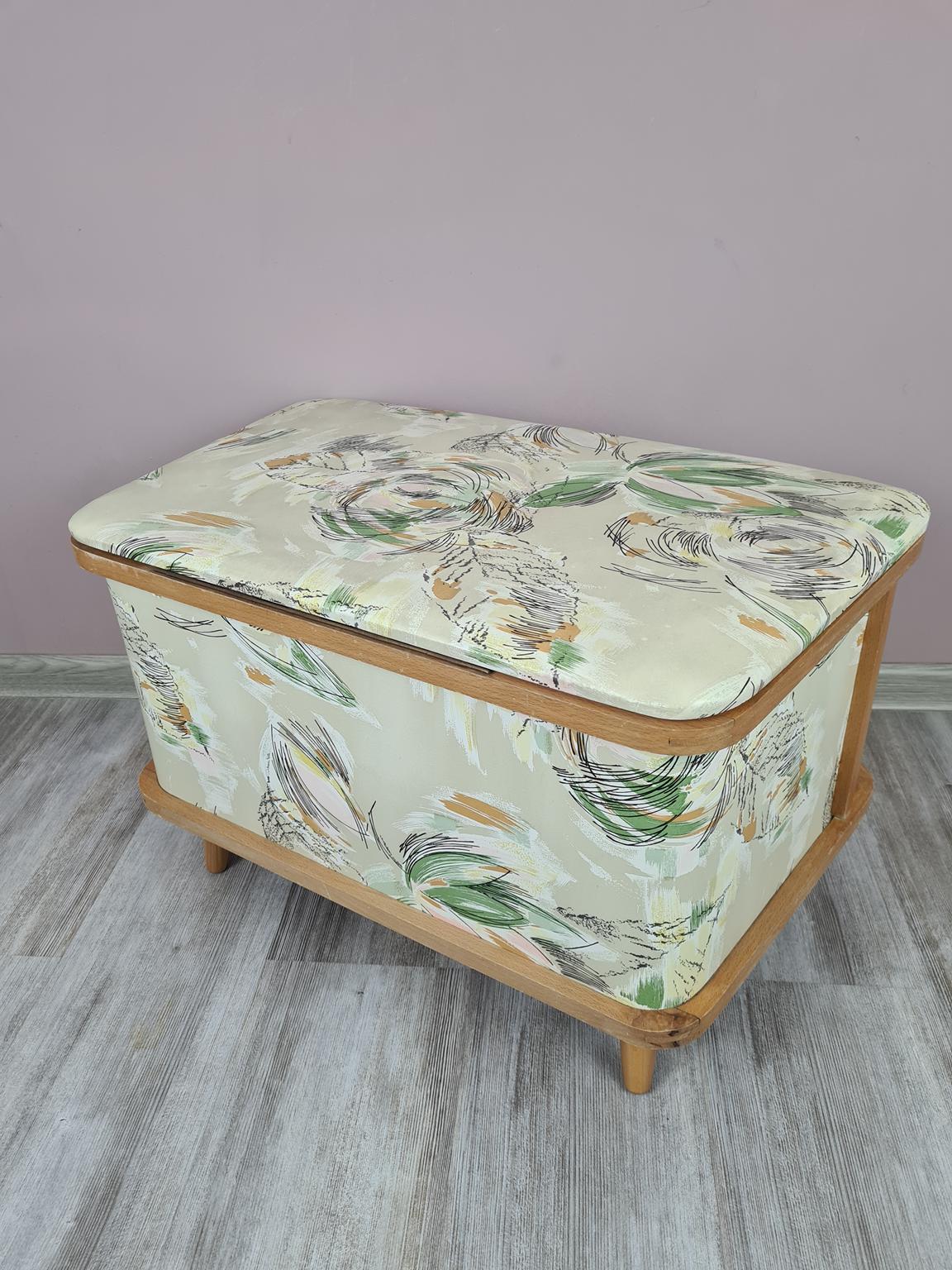 Puf zabytkowy z miejscem do przechowywania, lata 60