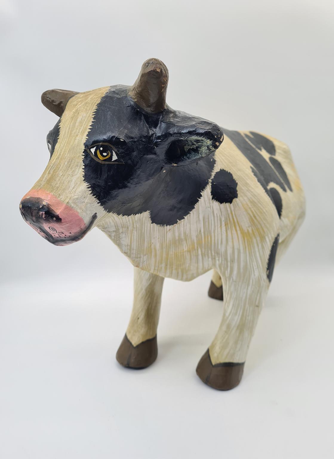 Duża figurka krowy z papier-mâché, lata 70