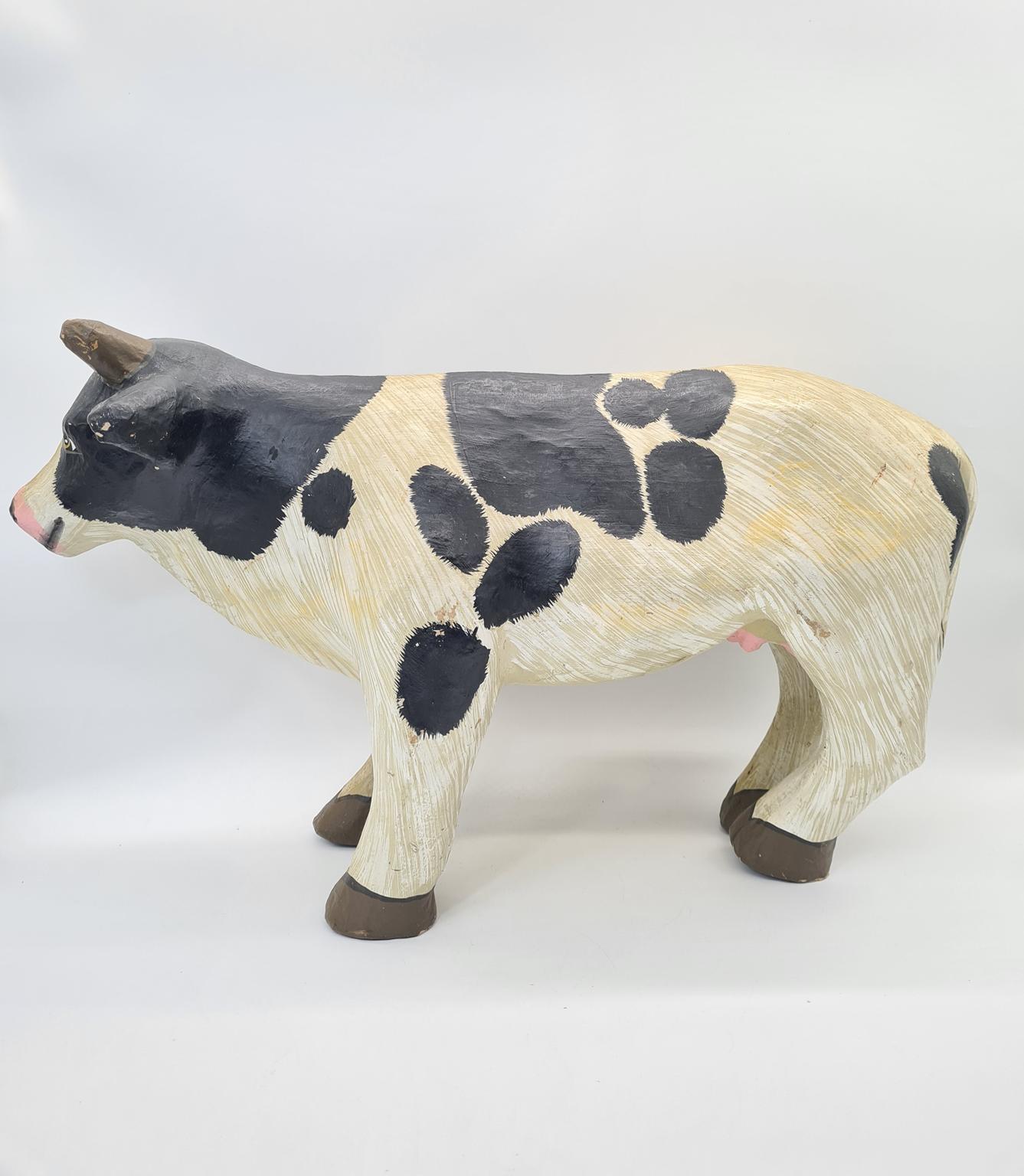 Duża figurka krowy z papier-mâché, lata 70