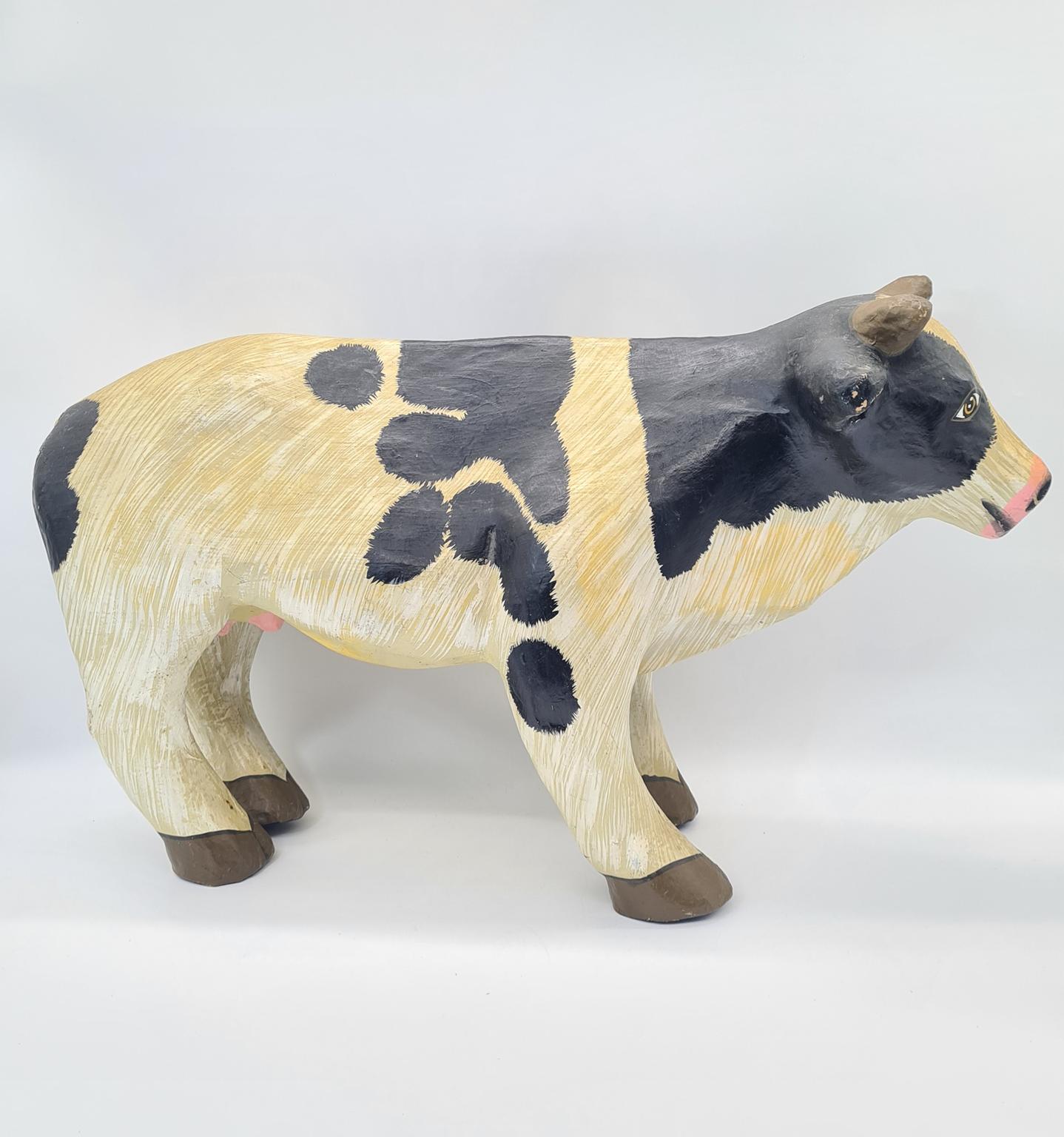 Duża figurka krowy z papier-mâché, lata 70