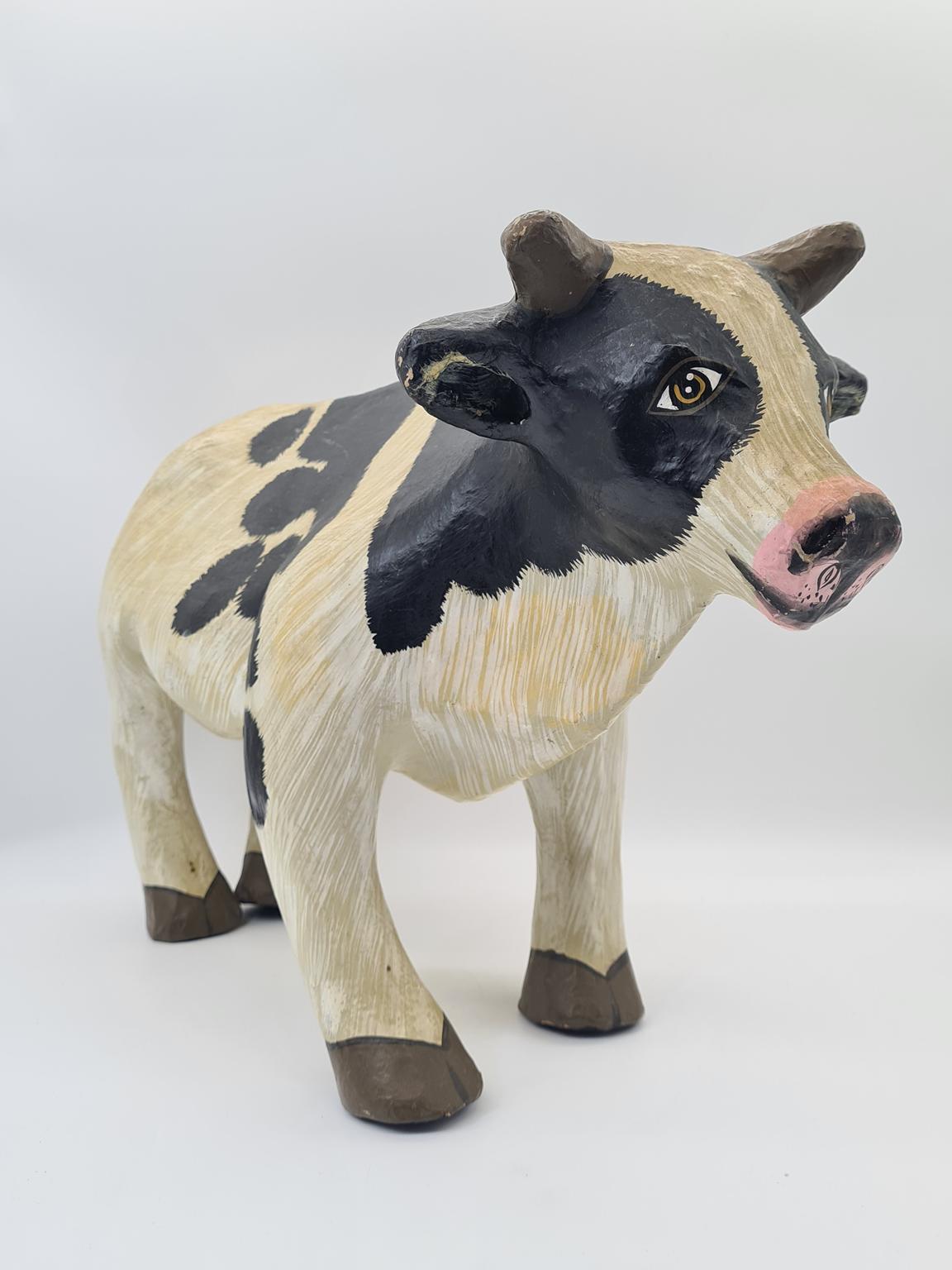 Duża figurka krowy z papier-mâché, lata 70