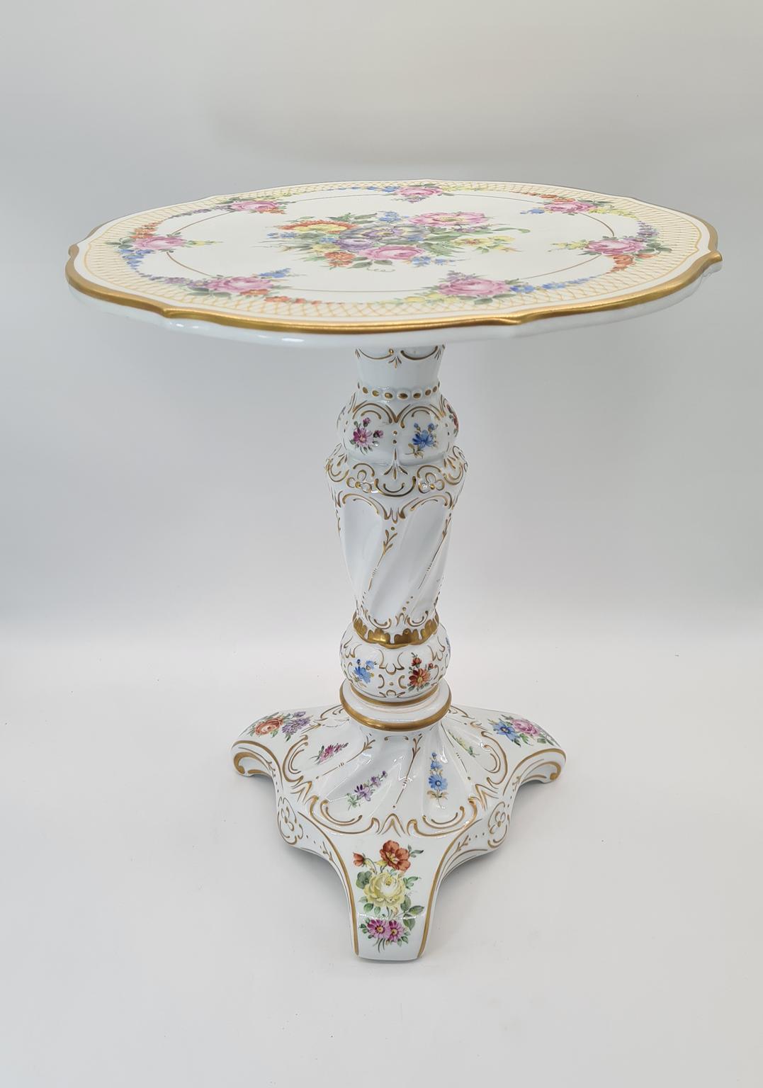 Porcelanowy stolik z ręcznie malowaną dekoracją kwiatową, Niemcy