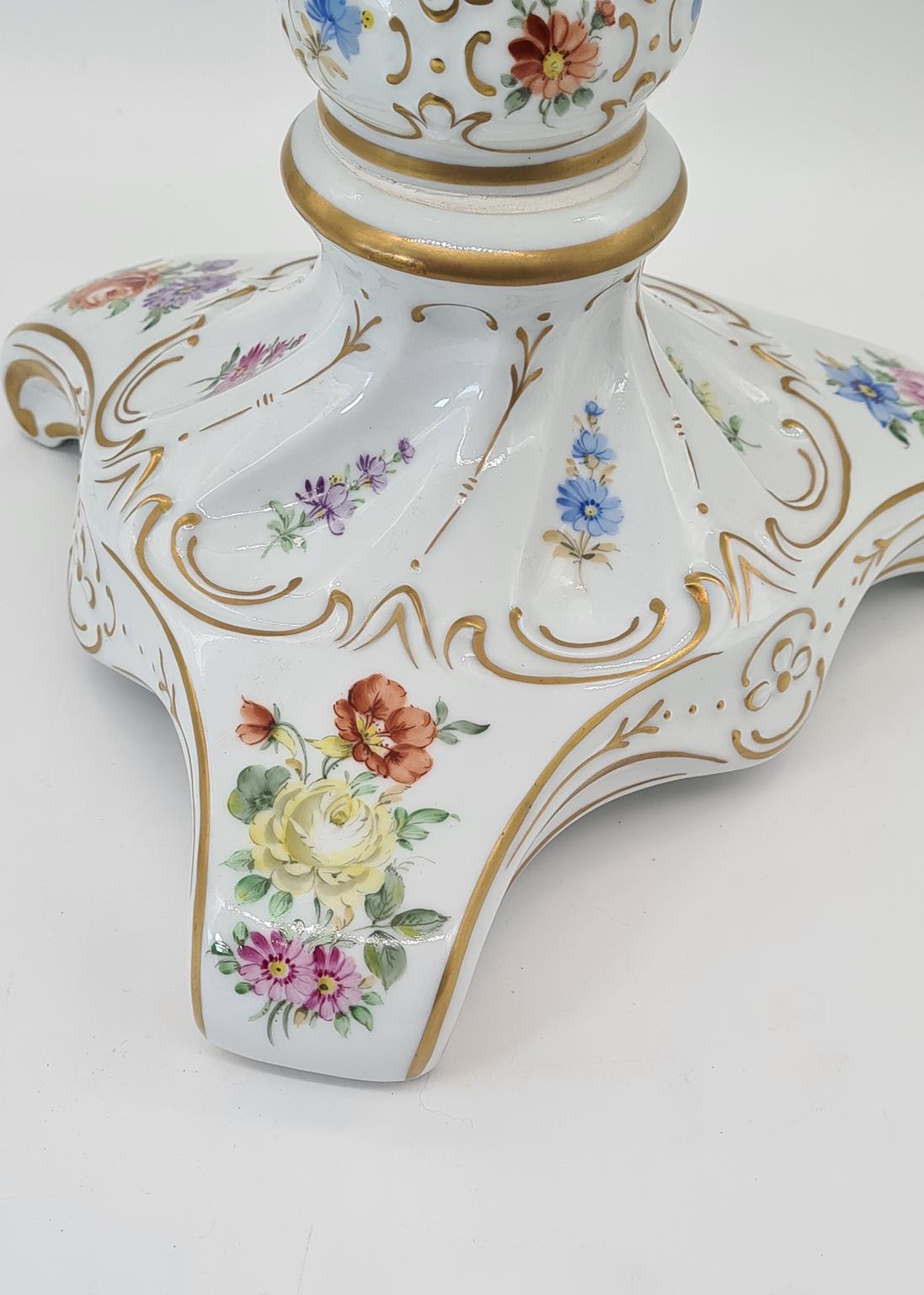 Porcelanowy stolik z ręcznie malowaną dekoracją kwiatową, Niemcy