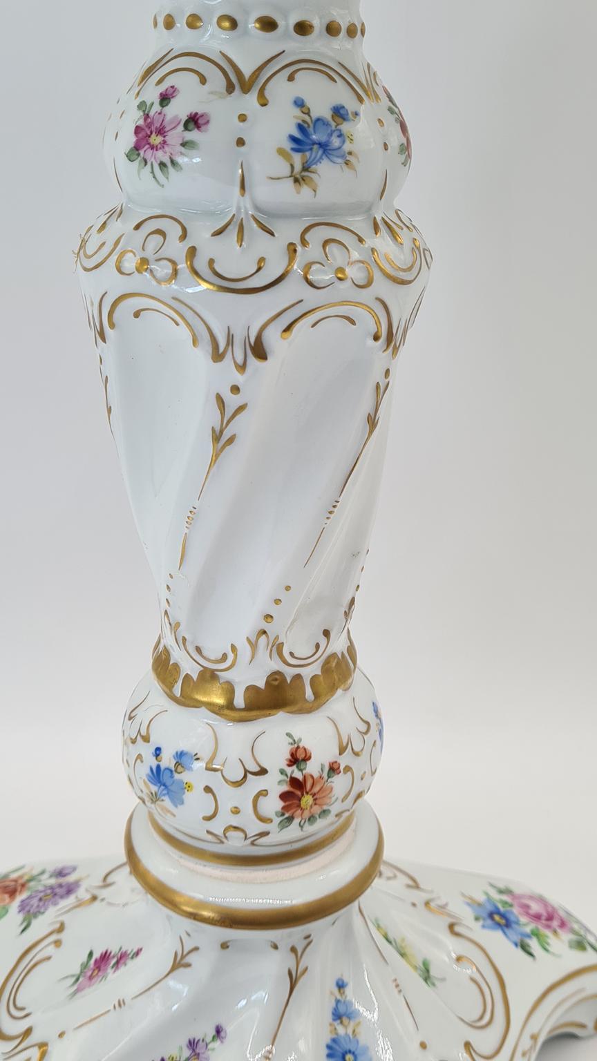 Porcelanowy stolik z ręcznie malowaną dekoracją kwiatową, Niemcy