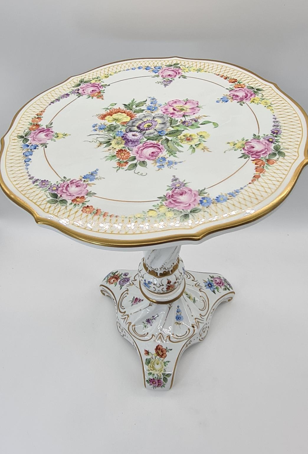 Porcelanowy stolik z ręcznie malowaną dekoracją kwiatową, Niemcy