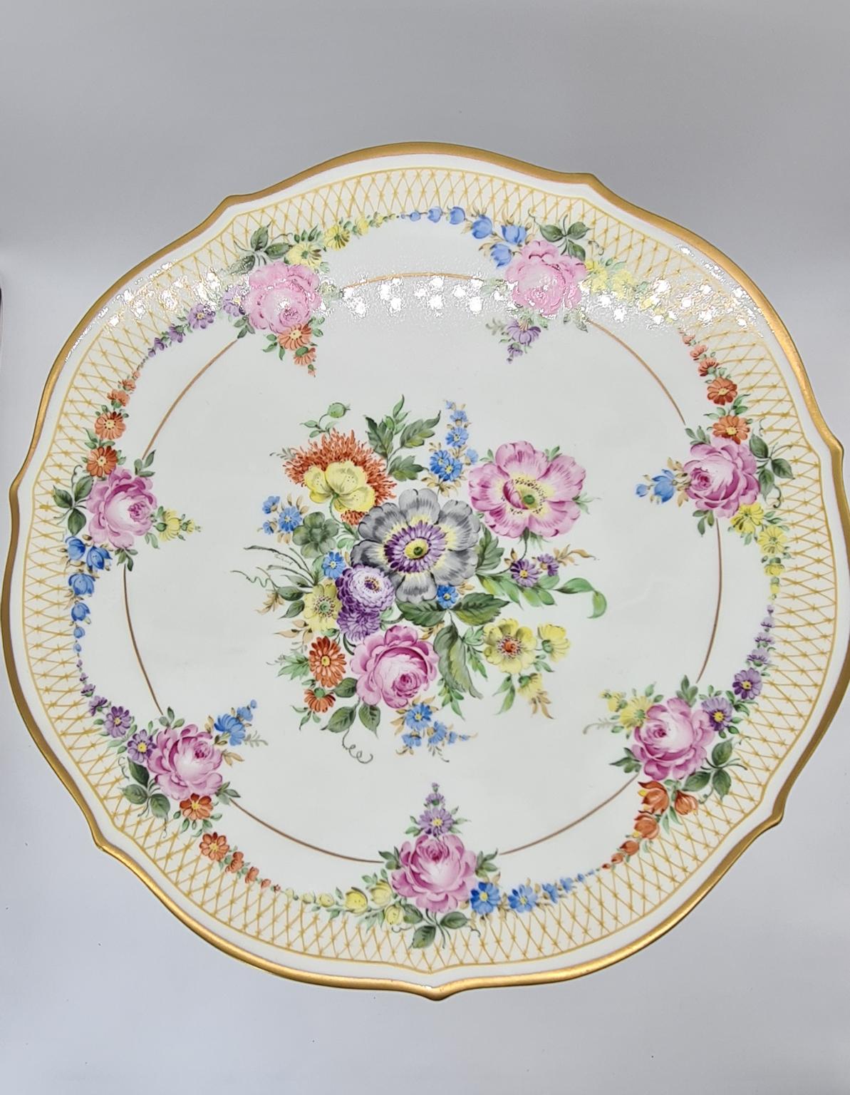 Porcelanowy stolik z ręcznie malowaną dekoracją kwiatową, Niemcy