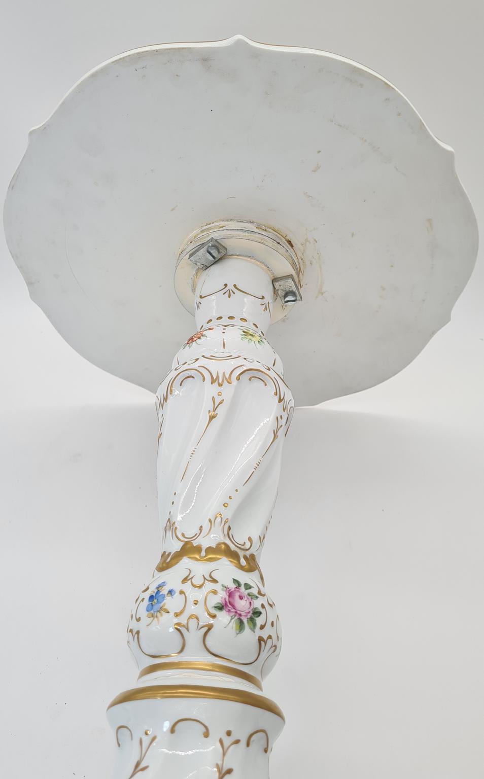 Porcelanowy stolik z ręcznie malowaną dekoracją kwiatową, Niemcy