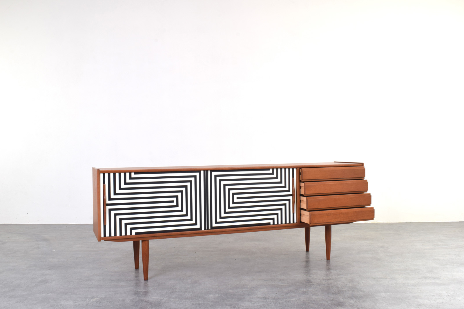 Skandynawska komoda vintage z malaturą op-art, Dania, lata 60
