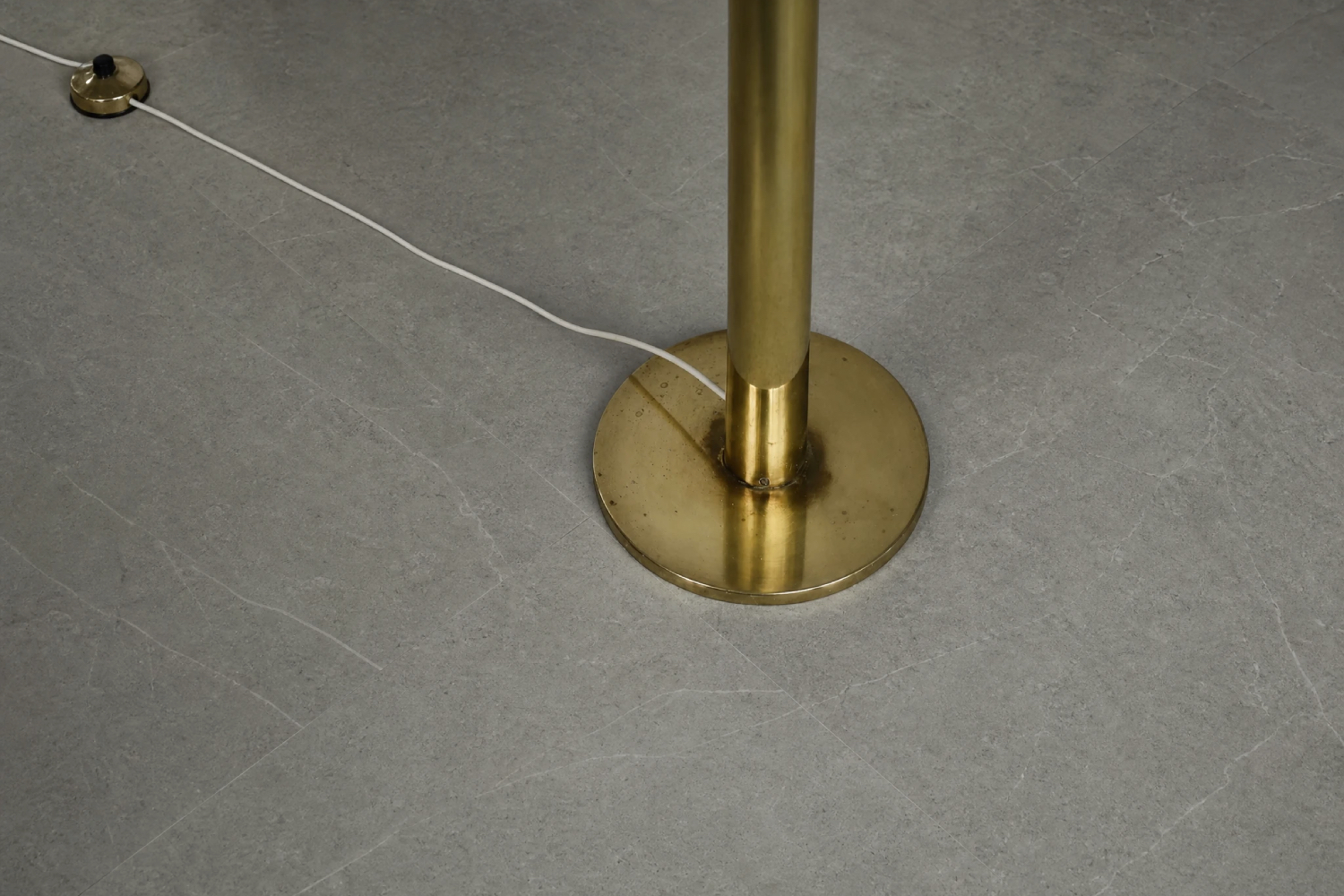 Mosiężna lampa podłogowa model 1892/4, proj. Hans-Agne Jakobsson, Hans-Agne Jakobsson AB, Szwecja, lata 70