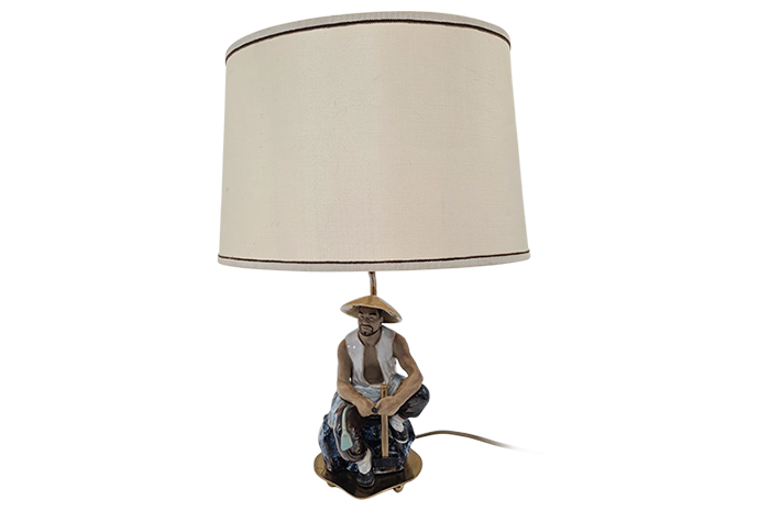 Lampa ceramiczna z figurką rybaka, lata 60/70