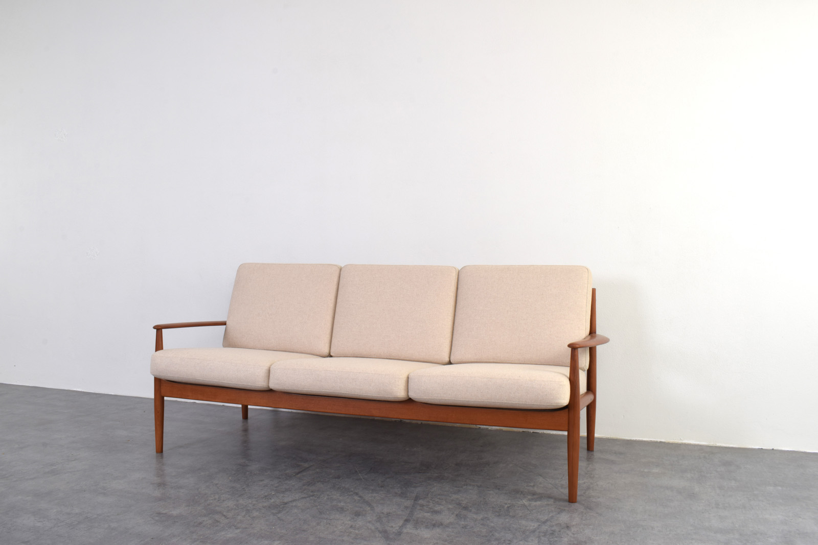 Skandynawska sofa tekowa proj. Grete Jalk, prod. France & Søn, Dania, lata 60