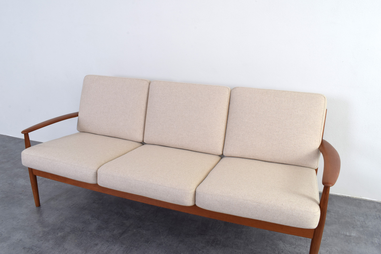 Skandynawska sofa tekowa proj. Grete Jalk, prod. France & Søn, Dania, lata 60
