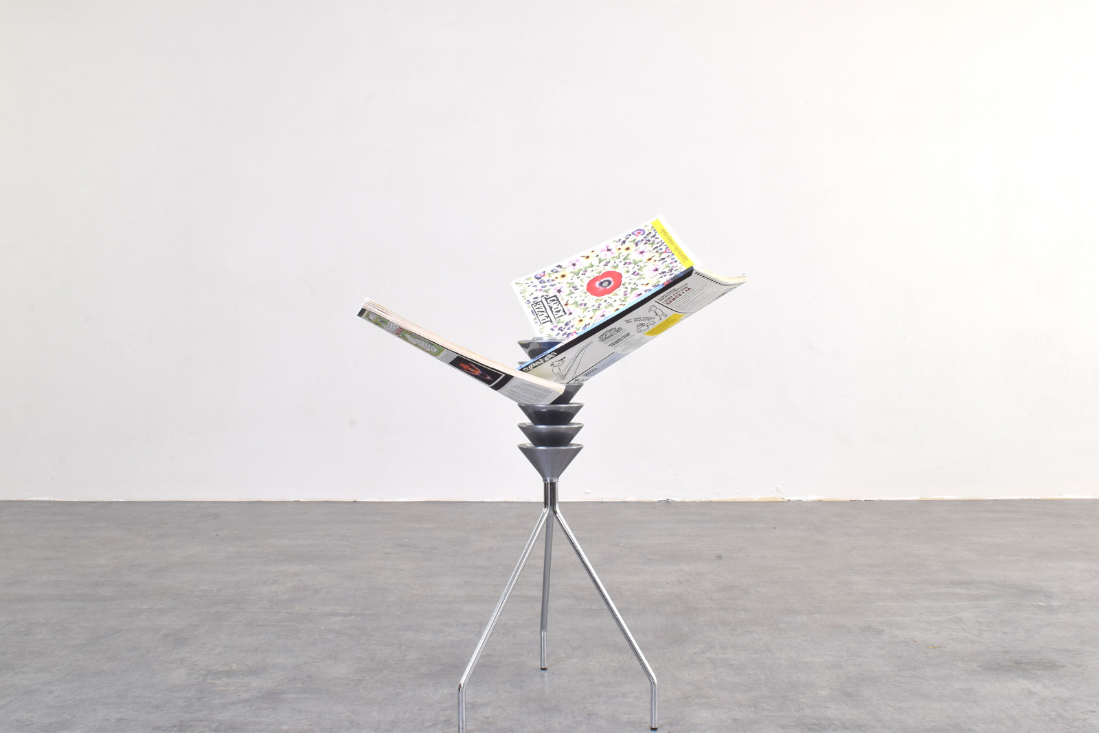 Gazetnik Omero, proj. Francisco Gomez Paz, prod. Driade, Włochy, 2006