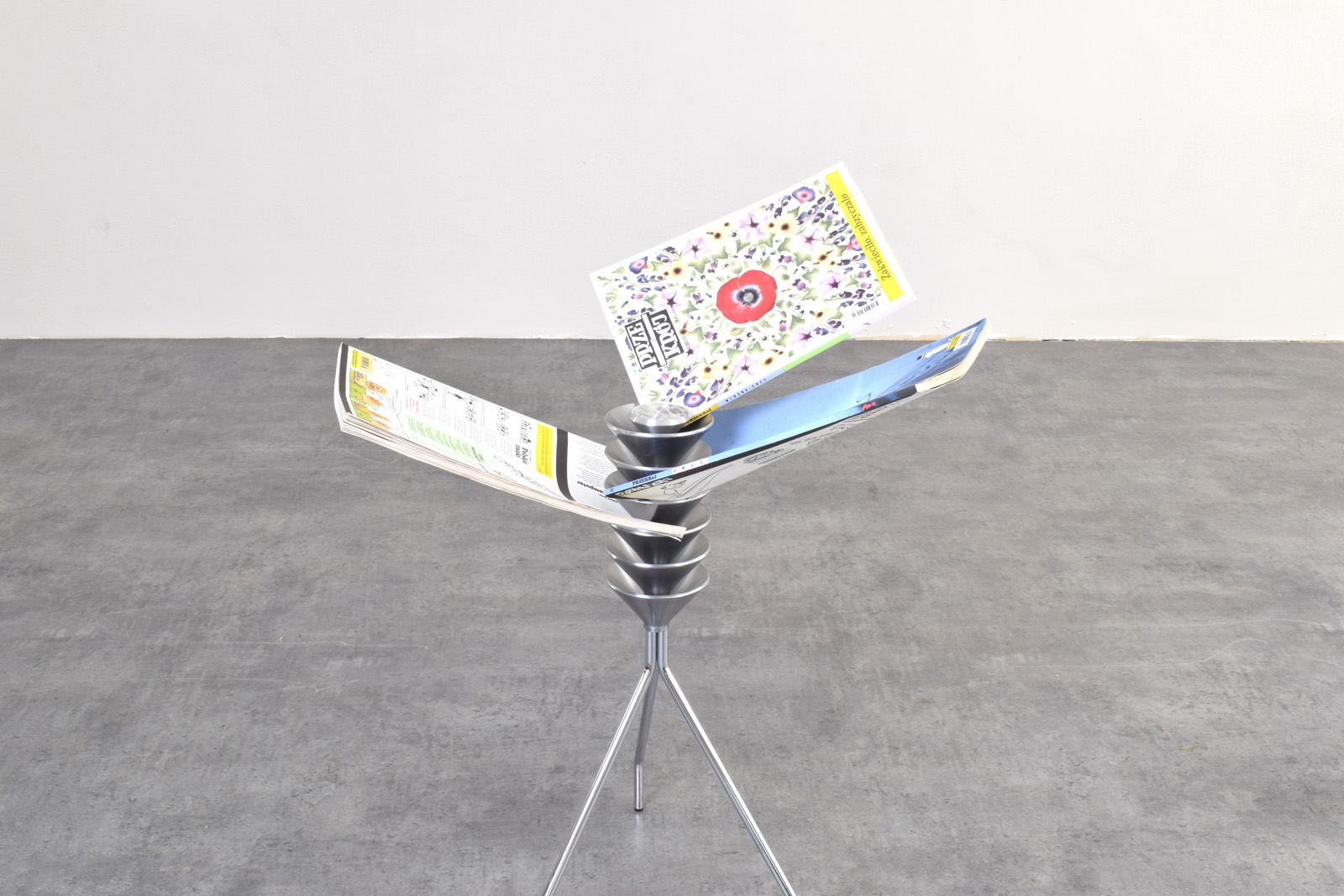 Gazetnik Omero, proj. Francisco Gomez Paz, prod. Driade, Włochy, 2006