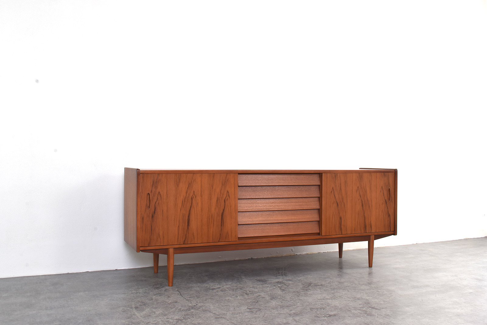 Sideboard vintage Trio, proj. Nils Jonsson, prod. Hugo Troeds, Szwecja, lata 60