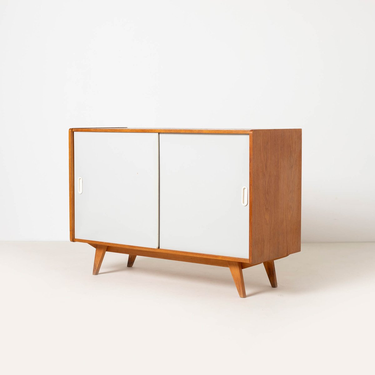 Komoda vintage, proj. Jiří Jiroutek, prod. Interier Praha, Czechosłowacja, lata 60