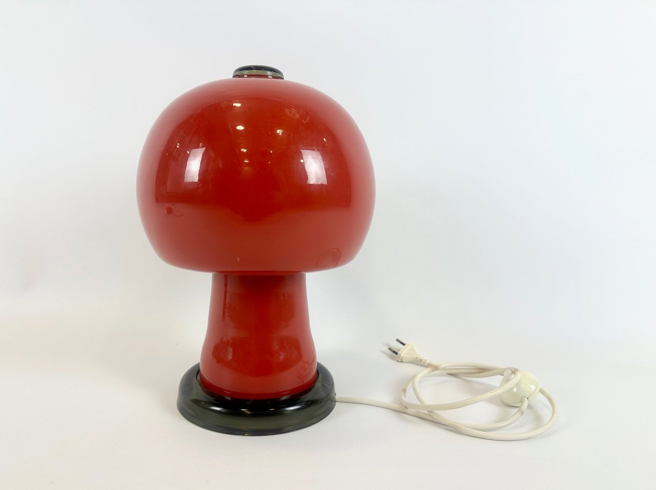 Lampa stołowa grzybek, proj. Karin Korn, Beleuchtungsglaskombinat Görlitz, Niemcy, lata 60